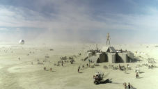 Francouz natočil architekturu i dění na art festivalu Burning Man 2018
