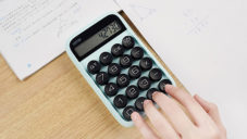 Lofree Digit Calculator je klasická digitální kalkulačka v retro balení