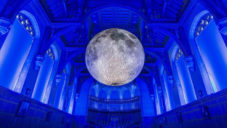 Realistický sedmimetrový Měsíce putuje po světe jako umělecká instalace