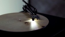 Speciální gramofon Years hraje z dřevěných vinylů