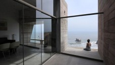Casa Vedoble jsou apartmány z betonu na pobřeží Peru