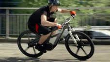 E-bike Wörthersee od Audi se předvádí za jízdy