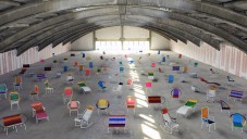 Jodice nafilmoval 100 židlí od Marni vyrobených vězni