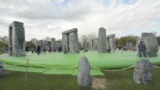 Jeremy Deller postavil v Glasgow nafukovací Stonehenge