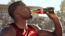 Americký atlet David Oliver dělá reklamu na Colu
