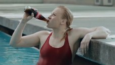 Americká plavkyně Jessica Long v reklamě na Colu