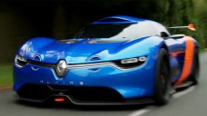 Renault Alpine A110-50 se předvádí za jízdy