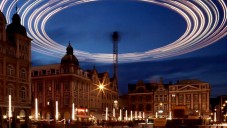 Gijs Van Vaerenbergh osvětlil belgické město jeřábem