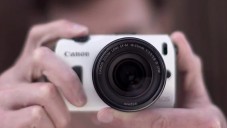 Canon EOS M ukázán na romantickém páru z Paříže