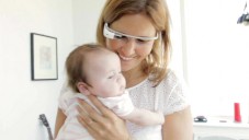 Využití brýlí Google Glass ukázáno na čerstvé mamince