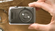 Nikon představil svůj nejmenší foťák Coolpix S01