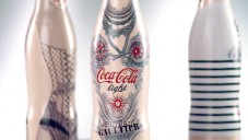 Jean Paul Gaultier navrhl pro Coca-Colu módní láhve