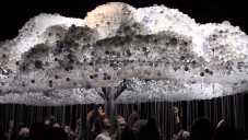 Diváci festivalu umění mohli rozsvítit mrak ze žárovek