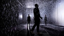 Dešťovou místností v londýnské galerii projdete suší