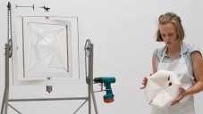 Annika Frye sestavila improvizační stroj na tvorbu nádob