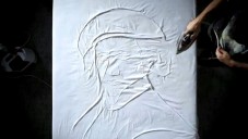 Ruský umělec žehlí v reklamě z prostěradla portréty