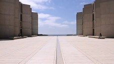 Nahlédněte za zdi laboratoří Salk Institute od Luise Kahna