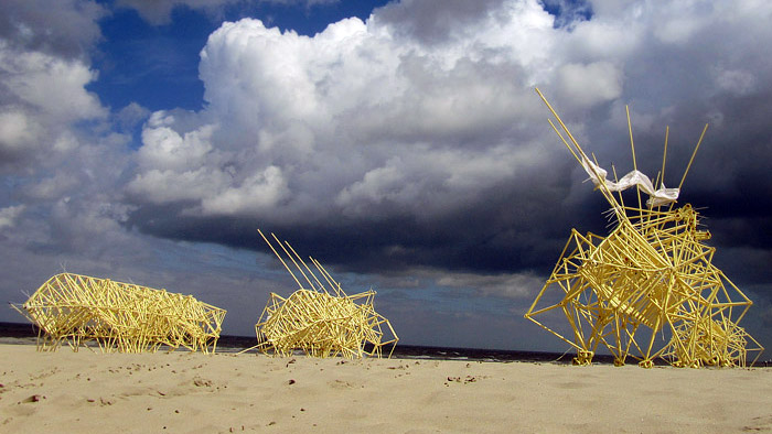 Theo Jansen ukazuje chůzi svých soch Strandbeests