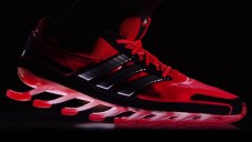 Adidas ukázal běžecké boty Springblade s lopatkami