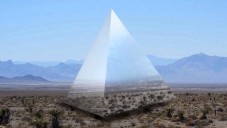 Les Méchants postaví psychedelickou pyramidu Luz