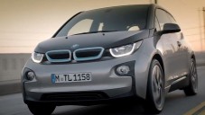 Městský elektromobil BMW i3 se ukazuje za jízdy