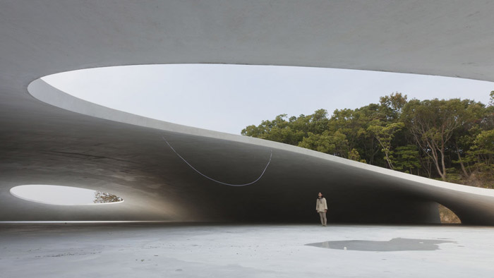 Japonské Teshima Art Museum má tvar louže vody Japonské Teshima Art Museum má tvar louže vody