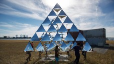 Tomás Saraceno otestoval létající stavbu Solar Bell