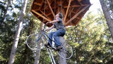 Američan si vytvořil z kola výtah k domu na stromě