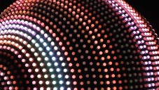Titia Ex vytvořila obří světelnou kouli reagující na pohyb