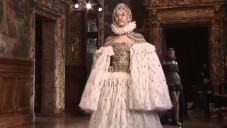 Přehlídka alžbětinské kolekce od Alexander McQueen