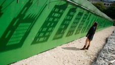 Kodaň zdobí stínohra města na 100metrové zdi