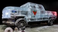 Kanaďané postavili funkční auto z 5000 kilo ledu