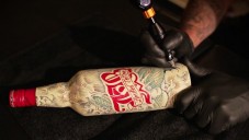 Tatér z pařížského Sphinx vytvořil raritní kolekci láhví