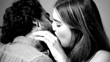 First Kiss ukazuje 20 cizích lidí při prvním polibku