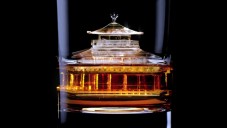 Japonská whisky dává do skleniček kostku ledu s tvarem chrámu