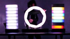Američan navrhl dotykový a svítící hudební nástroj Nomis