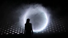Light Barrier je interaktivní světelná instalace s hudbou