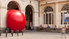 Po světě cestuje obří červený míč jako Red Ball Project