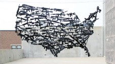 Michael Murphy vytvořil mapu USA ze 150 prostorově zavěšených zbraní
