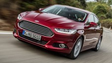 Nový pětidvéřový Ford Mondeo se ukazuje za jízdy