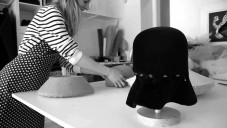Kateřina Čadová ručně tvaruje a šije klobouky na míru