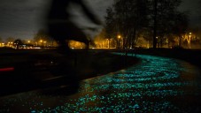 Roosegaarde otevřel první solární v noci zářící cyklistickou stezku