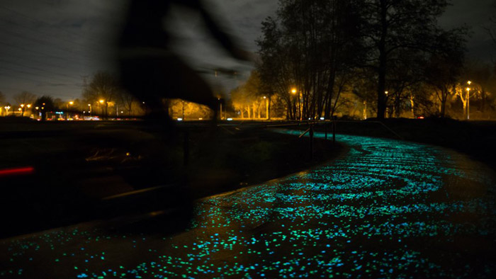 Roosegaarde otevřel první solární v noci zářící cyklistickou stezku