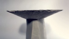 Exogenous je stolička odlitá z betonu do kartonové formy