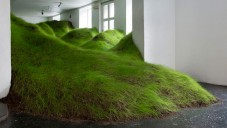 Norský umělec zaplnil galerii kopci pokrytými živou trávou