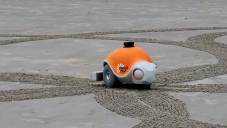 Beachbot je malý robot kreslící do písku velké obrazce