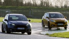 Vozy Ford Focus ST ukazují své schopnosti v Castle Combe