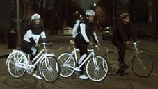 Sprej Life Paint udělá večer cyklistu nepřehlédnutelného