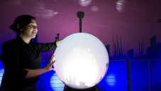 Světelná koule Sunken Ripples ovládá medúzy na plátně