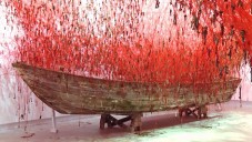 Chiharu Shiota vytvořila červenou instalaci z 50 000 klíčů